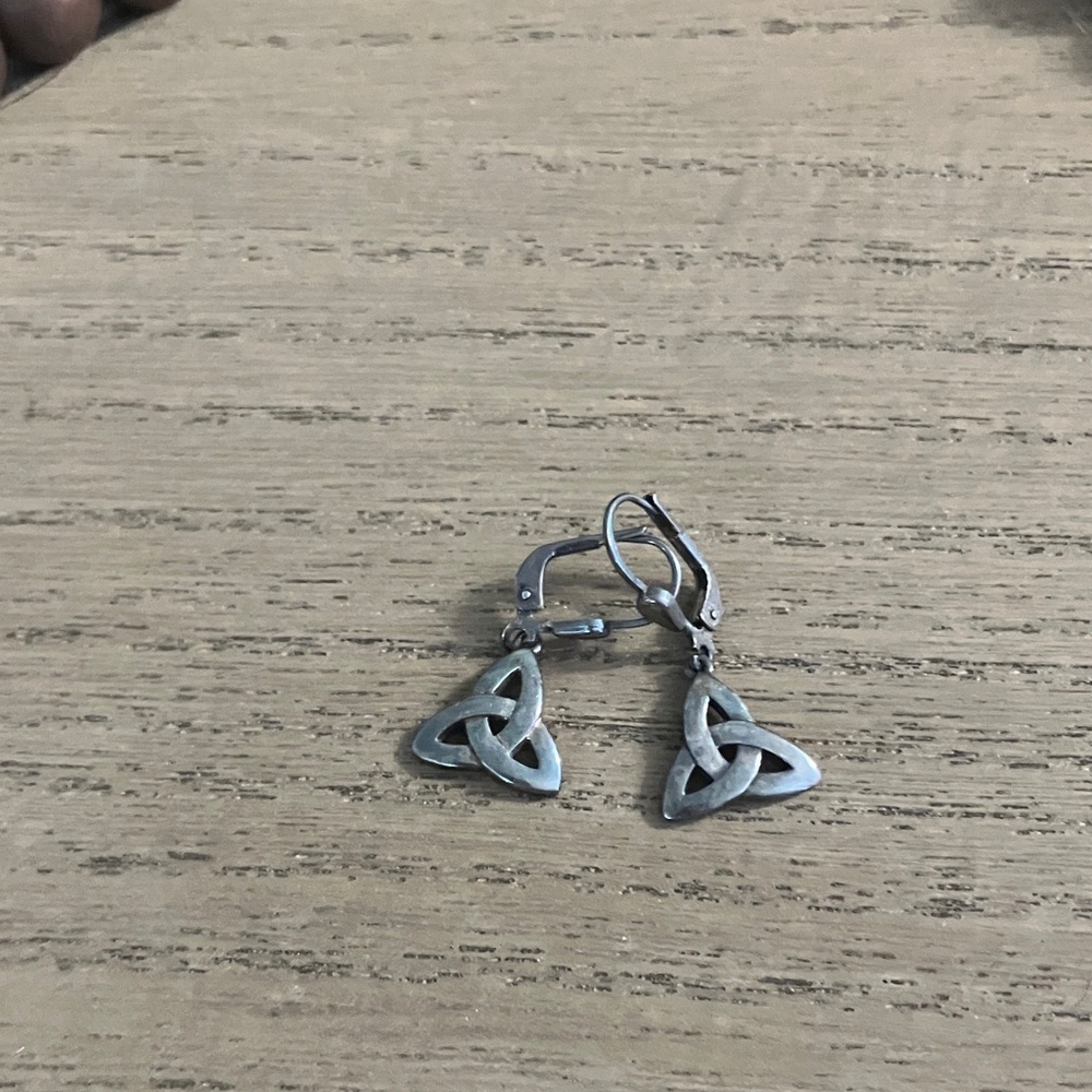 Elegant Silver trinity knot Earrings - Picture 2 of 3